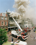 103389 Afbeelding van het blussen van de brand bij Ubica / Muskens Slaapcentrum (Ganzenmarkt 24) te Utrecht.